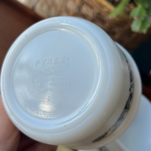 Vintage Pyrex sugar and creamer set - Picture 3 of 3